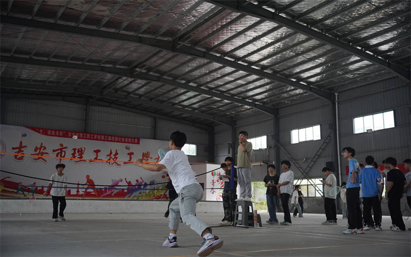 吉安市理工技工學校羽毛球比賽點燃校園激情