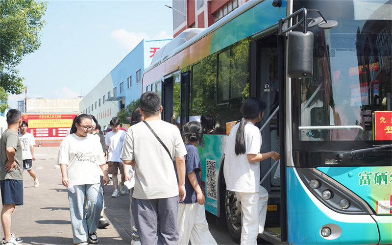 我校調(diào)派多輛大巴車(chē)護(hù)送考生提前“探路”高考
