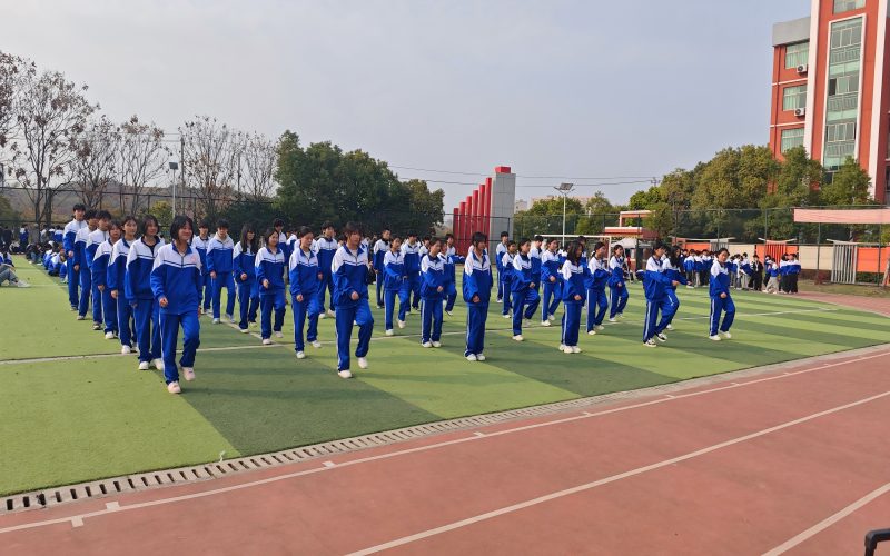 春日暖陽(yáng)映綠茵 少年意氣展英姿-我校隆重舉行